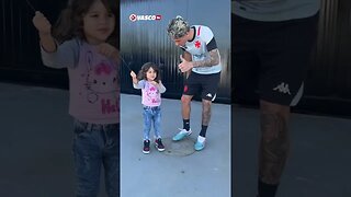 Marlon Gomes soltando cafifa com a filha no CT do Vasco