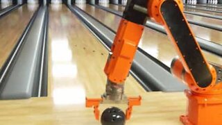 Robotic arm bowls an incredible strike