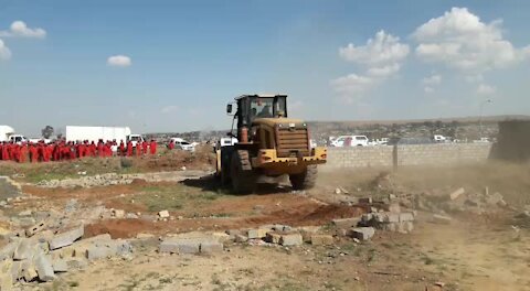 SOUTH AFRICA - Johannesburg - Land grabs in Lenesia (videos) (Kr5)