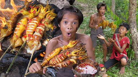 Primitive Technology - Cooking Squid On A Rock And Eating Delicious In Jungle