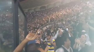 A energia surreal da torcida do Vasco após uma vitória em São Januário
