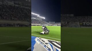 Mascote Baleia dançando Breakdance na Vila Belmira