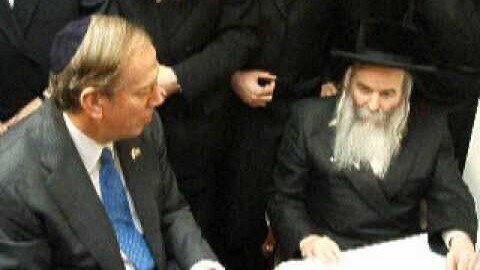 Governer George Pataki paying condolences to the Bobover Rebbe