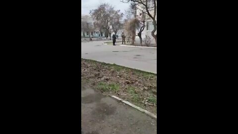 Ukrainian woman confronts Russian soldiers in Heny...