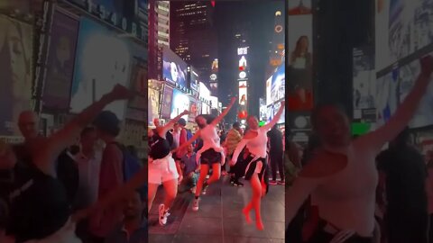 A Lil garba at times square never hurt na?? 😬❤️ #dance