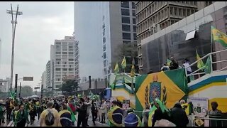 Marcos Ferrari do Canal Monarquia Livre falando no carro do Movimento Monarquista na Av Paulista