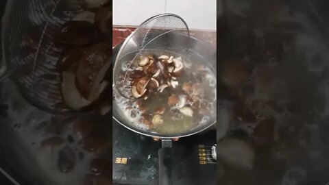 香菇焯水 Boiled Mushrooms