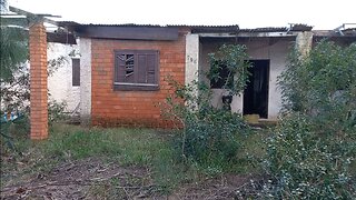 duas casas abandonadas com móveis apodrecendo e desabando por volta de 10 anos após a dona falecer