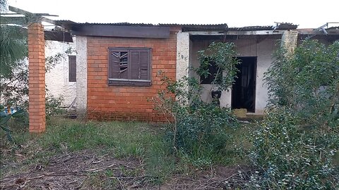 duas casas abandonadas com móveis apodrecendo e desabando por volta de 10 anos após a dona falecer