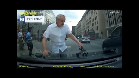 An aggressive driver is confronted by an aggressive Cyclist😂😂uses his to attack a car