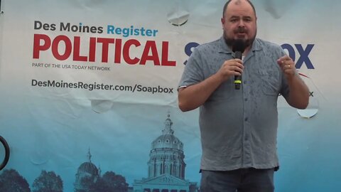 Ryan Melton speaks at the Des Moines Register Political Soapbox during the Iowa State Fair：/17