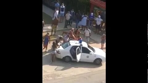 #Cuba 🇨🇺 PNR drives away with a man’s feet sticking out