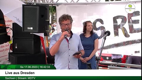 Diether Dehm (Liedermacher) auf der Demo in Dresden