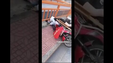 A woman “suddenly collapsed” while riding a motorcycle (2022) 💉