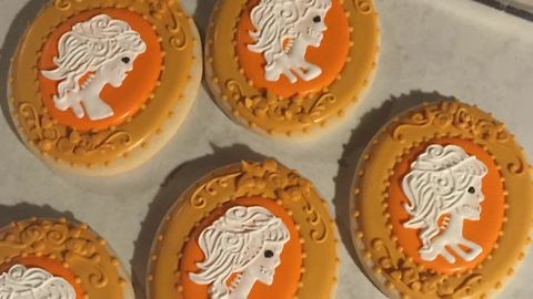 Halloween time lapse: Decorating skeleton cookies