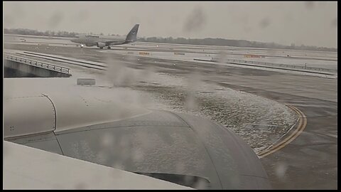 Plane take off in snow | Qatar Airways Boeing 787-9 jet | Take off from Munich Airport #munich