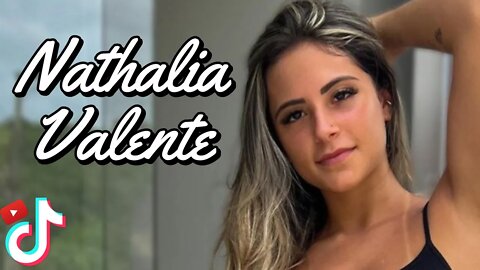 Nathalia Valente dançando no Tik Tok