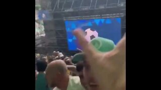 Torcida assistindo a jogo em super telão dentro do estádio