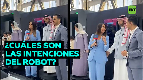 Un robot llamado Muhammad toca a una reportera