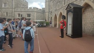 she tries to make the Queen's Guard laugh he stamps his foot and she screams #windsorcastle