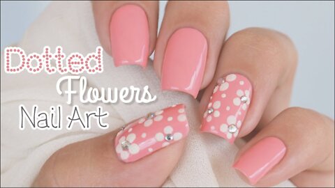 Dotted Flowers Accent Nails
