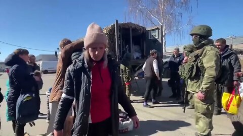 Russian Troops Delivering Humanitarian Aid To Residents Of Chernigov Suburb