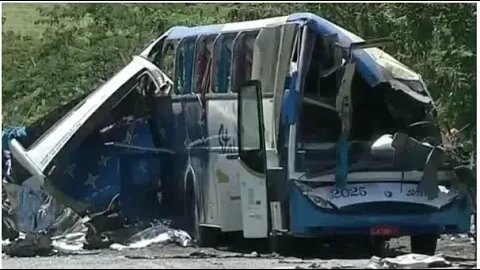 Colisão entre ônibus e caminhão deixa 40 mortos em SP