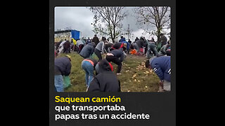 Saquean un camión volcado con un cargamento de papas en Argentina