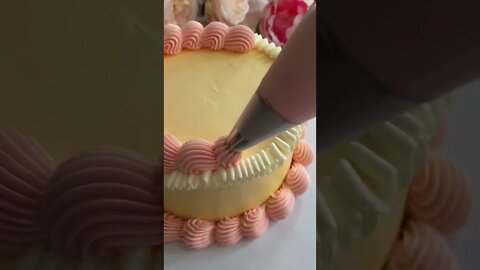 A simple floral cake design 🌸