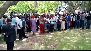 Expectant crowds gather in Harare ahead of likely impeachment proceedings (CQq)