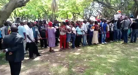 Expectant crowds gather in Harare ahead of likely impeachment proceedings (CQq)