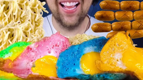 MULTI-COLORED FRIED SUNNY SIDE UP EGGS ASMR EATING & ROASTED SAUSAGES & RAMEN NOODLES | MUKBANG SHOW