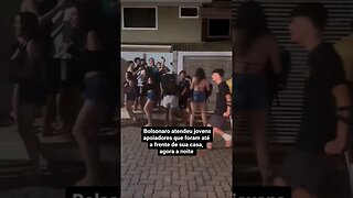 Bolsonaro se reúne com jovens apoiadores.