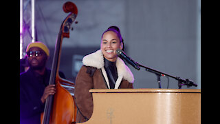 Alicia Keys Surprises NYC With Holiday Concert