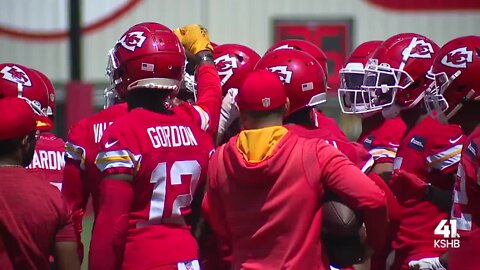 VIDEO: Mahomes, Chiefs take field in mandatory minicamps