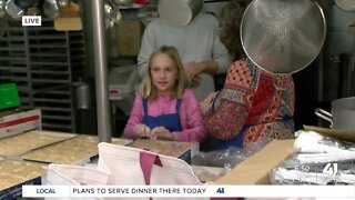 Shelter KC and volunteers help feed hundreds on Thanksgiving