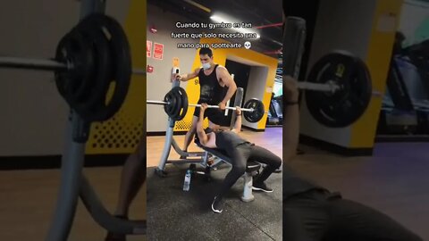 Cuando tu Gymbro es Tan Fuerte que Solo te Spottea con Una Mano 💀