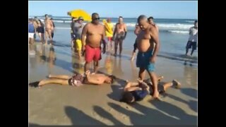 SE FERRARAM: Policiais que curtiam praia em SP flagram furto e imobilizam suspeitos