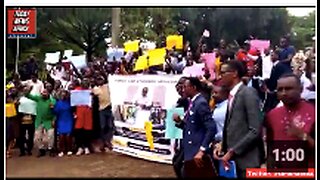 🇺🇬 🇺🇸 Ugandan students, protest against Joe Biden in front of their parliament