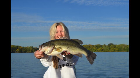 FALL FISHING AT ITS FINEST! GF CATCHES GIANT BASS!!