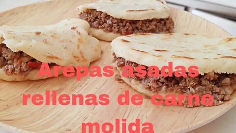 Arepas asadas rellenas de carne molida