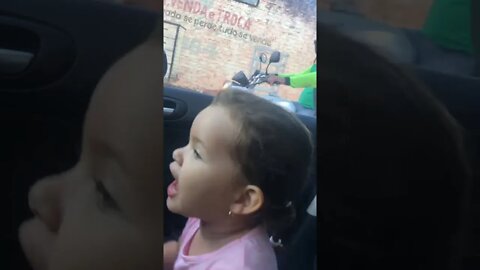 Minha bebê ama musica [ Netto Gasparzinho ] CANTANDO DENTRO DO CARRO #shorts #linda #bebe #viral