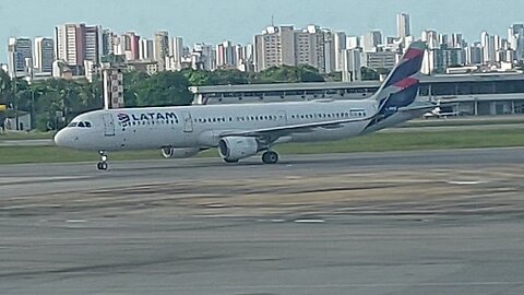 Airbus A321 PT-XPG taxia em Fortaleza após pousar vindo de Brasília