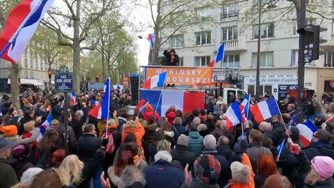 Manifestation contre le pass vaccinal Place Pierre Laroque à Paris le 02-04-2022 - vidéo 2