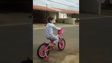 MINHA NOVA BICICLETA ROSA [ APRENDENDO A ANDAR DE BIKE ] - #shorts #linda #bebe