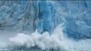 Glacier breaks and creates huge waves in Patagonia