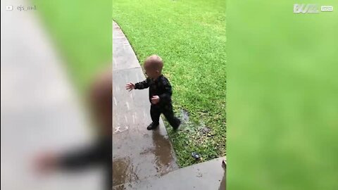 Ce garçonnet joue sous la pluie pour la première fois