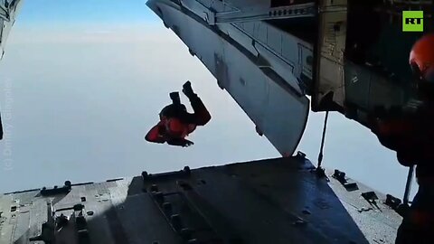 Russians have become the first in the world to make a stratospheric parachute jump to the North Pole