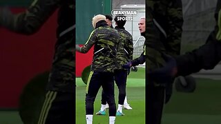 Antony SNATCHES Garnacho's hat to reveal his new blonde hair 😂😂