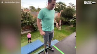 Cet acrobate fait des miracles sur un trampoline